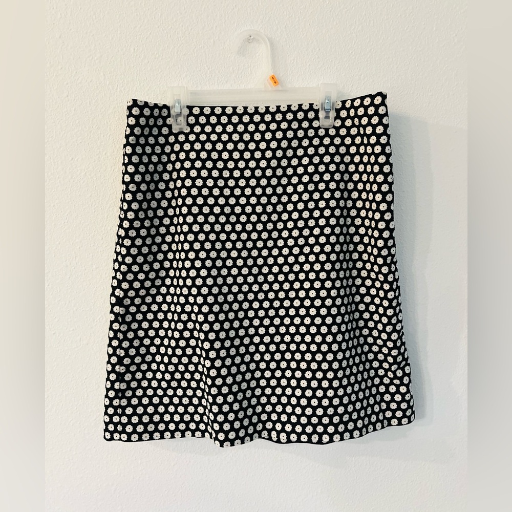 Ann Taylor Black Skirt w/ White Polk-a-Dot Flowers, Size 8 Above Knee Length 20”